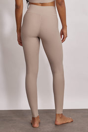 טייץ מבד 4 כיוונים בשילוב חיתוכי לייזר וצורת לייזר לב, מהקולקציה בעיצובה של אדל בספלוב בגוון אפור