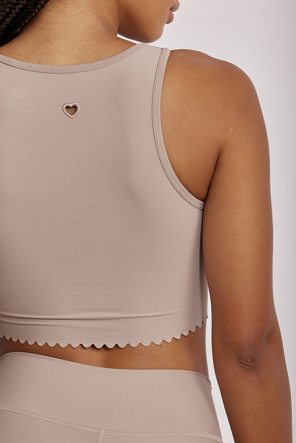 גופיה קצרה מהקולקציה בעיצובה של אדל בספלוב, בשילוב של חיתוכי לייזר, חיתוך לב בפריט ושכבה פנימית (עם ריפוד נשלף) גוון אפור.