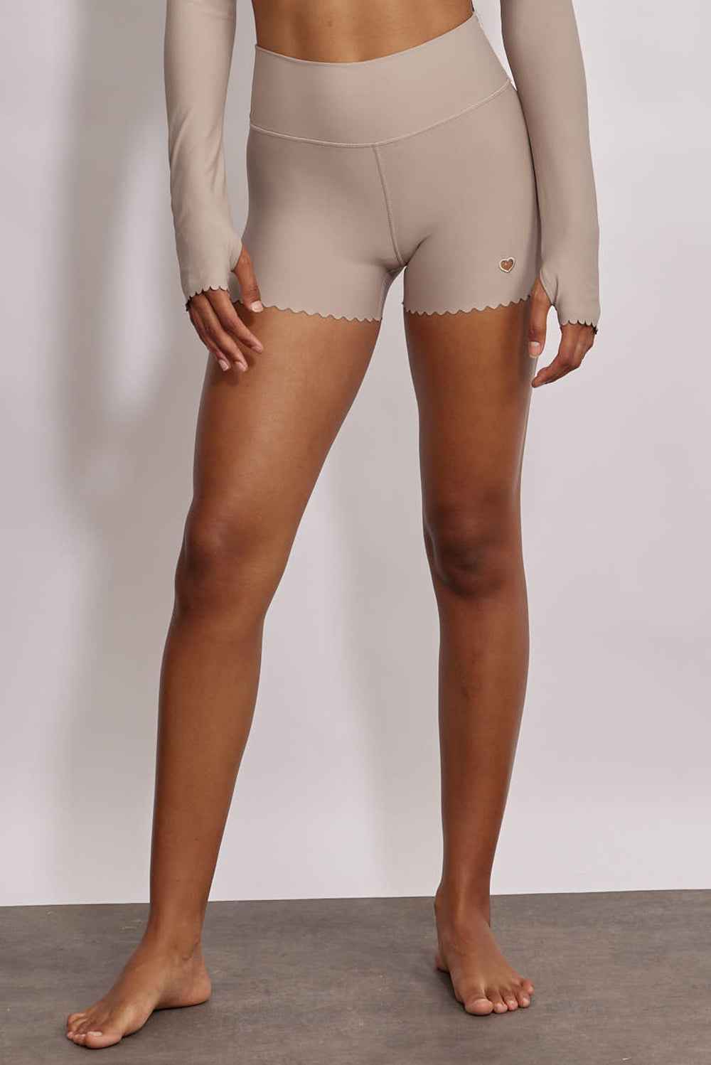 שורט מבד 4 כיוונים בשילוב חיתוכי לייזר וצורת לייזר לב, השורט הוא קצר מהרגיל,  מהקולקציה בעיצובה של אדל בספלוב בגוון אפור