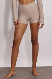 שורט מבד 4 כיוונים בשילוב חיתוכי לייזר וצורת לייזר לב, השורט הוא קצר מהרגיל,  מהקולקציה בעיצובה של אדל בספלוב בגוון אפור