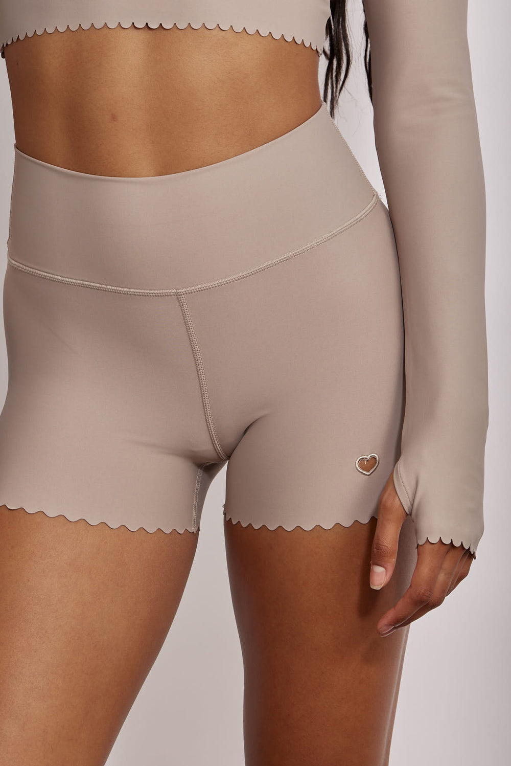 שורט מבד 4 כיוונים בשילוב חיתוכי לייזר וצורת לייזר לב, השורט הוא קצר מהרגיל,  מהקולקציה בעיצובה של אדל בספלוב בגוון אפור