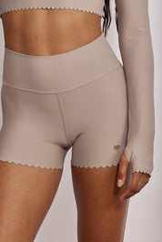 שורט מבד 4 כיוונים בשילוב חיתוכי לייזר וצורת לייזר לב, השורט הוא קצר מהרגיל,  מהקולקציה בעיצובה של אדל בספלוב בגוון אפור