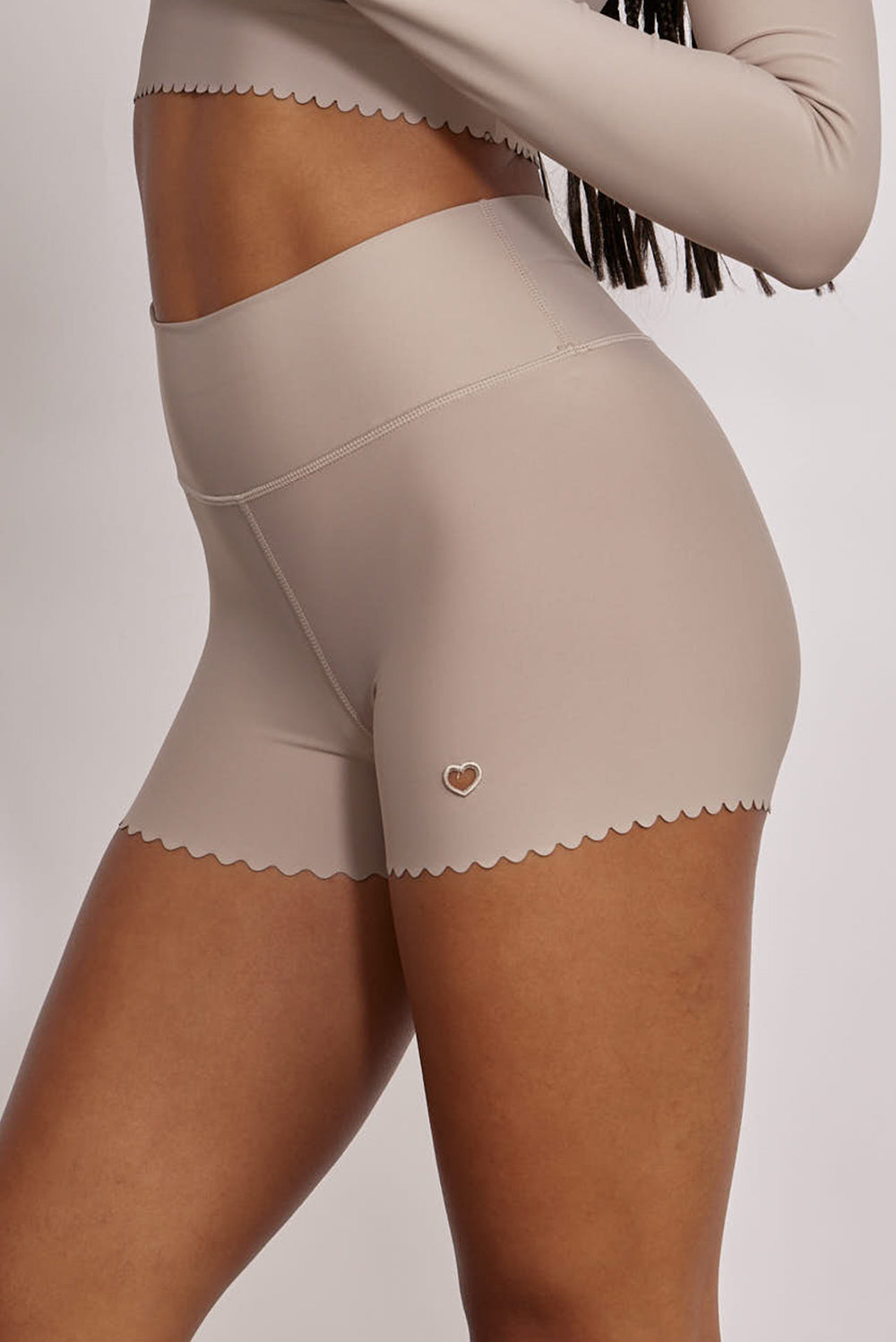 שורט מבד 4 כיוונים בשילוב חיתוכי לייזר וצורת לייזר לב, השורט הוא קצר מהרגיל,  מהקולקציה בעיצובה של אדל בספלוב בגוון אפור