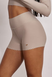 שורט מבד 4 כיוונים בשילוב חיתוכי לייזר וצורת לייזר לב, השורט הוא קצר מהרגיל,  מהקולקציה בעיצובה של אדל בספלוב בגוון אפור