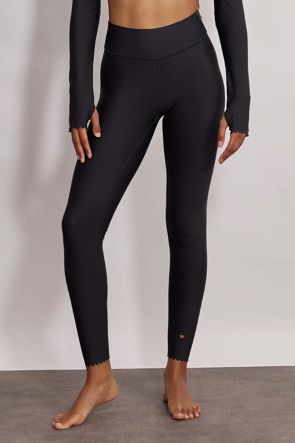 טייץ מבד 4 כיוונים בשילוב חיתוכי לייזר וצורת לייזר לב, מהקולקציה בעיצובה של אדל בספלוב בגוון שחור