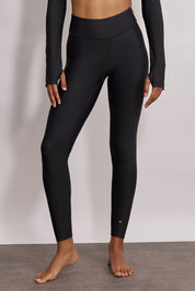 טייץ מבד 4 כיוונים בשילוב חיתוכי לייזר וצורת לייזר לב, מהקולקציה בעיצובה של אדל בספלוב בגוון שחור