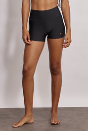 שורט מבד 4 כיוונים בשילוב חיתוכי לייזר וצורת לייזר לב, השורט הוא קצר מהרגיל,  מהקולקציה בעיצובה של אדל בספלוב בגוון שחור