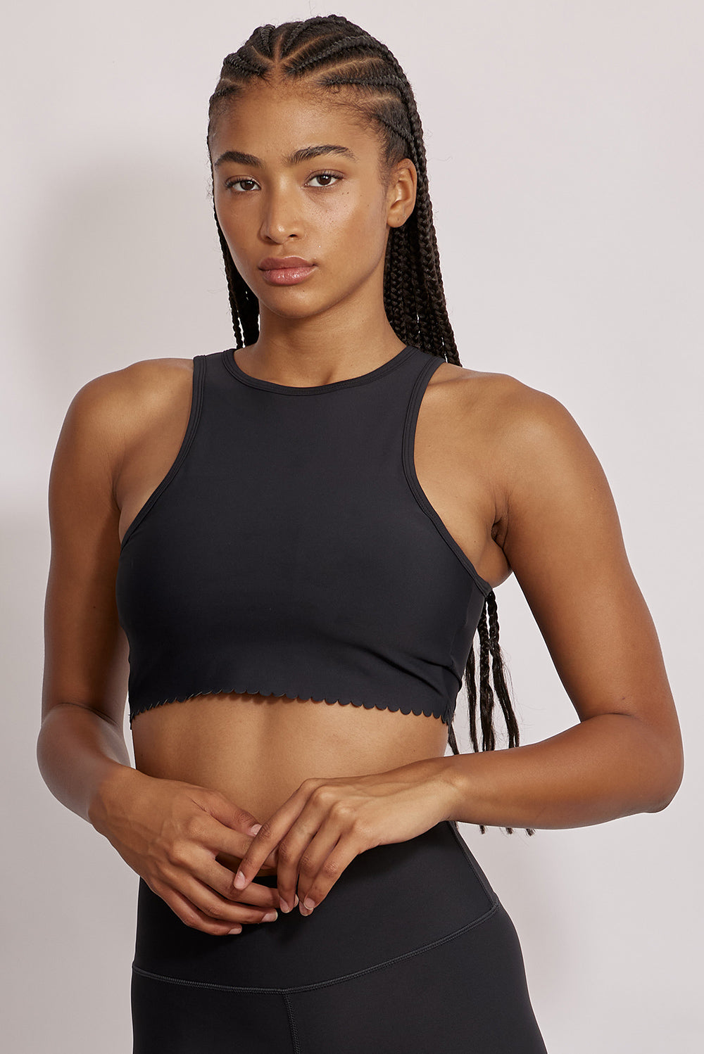 גופיה קצרה מהקולקציה בעיצובה של אדל בספלוב, בשילוב של חיתוכי לייזר, חיתוך לב בפריט ושכבה פנימית (עם ריפוד נשלף) גוון שחור.