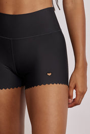 שורט מבד 4 כיוונים בשילוב חיתוכי לייזר וצורת לייזר לב, השורט הוא קצר מהרגיל,  מהקולקציה בעיצובה של אדל בספלוב בגוון שחור