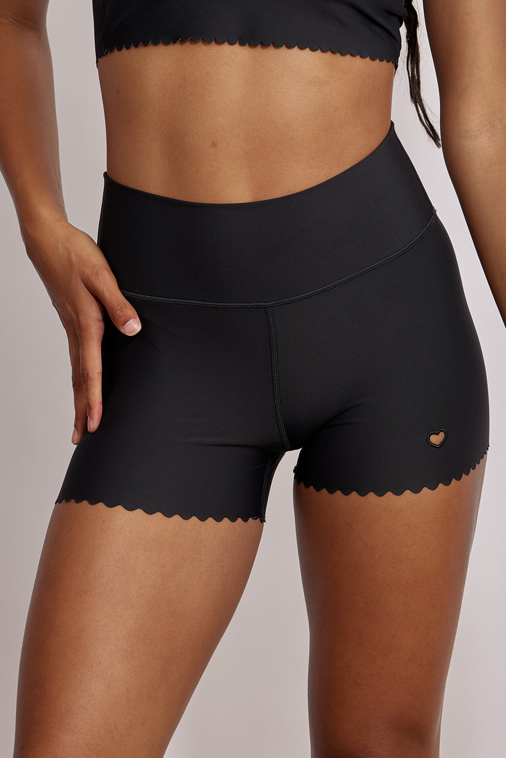 שורט מבד 4 כיוונים בשילוב חיתוכי לייזר וצורת לייזר לב, השורט הוא קצר מהרגיל,  מהקולקציה בעיצובה של אדל בספלוב בגוון שחור