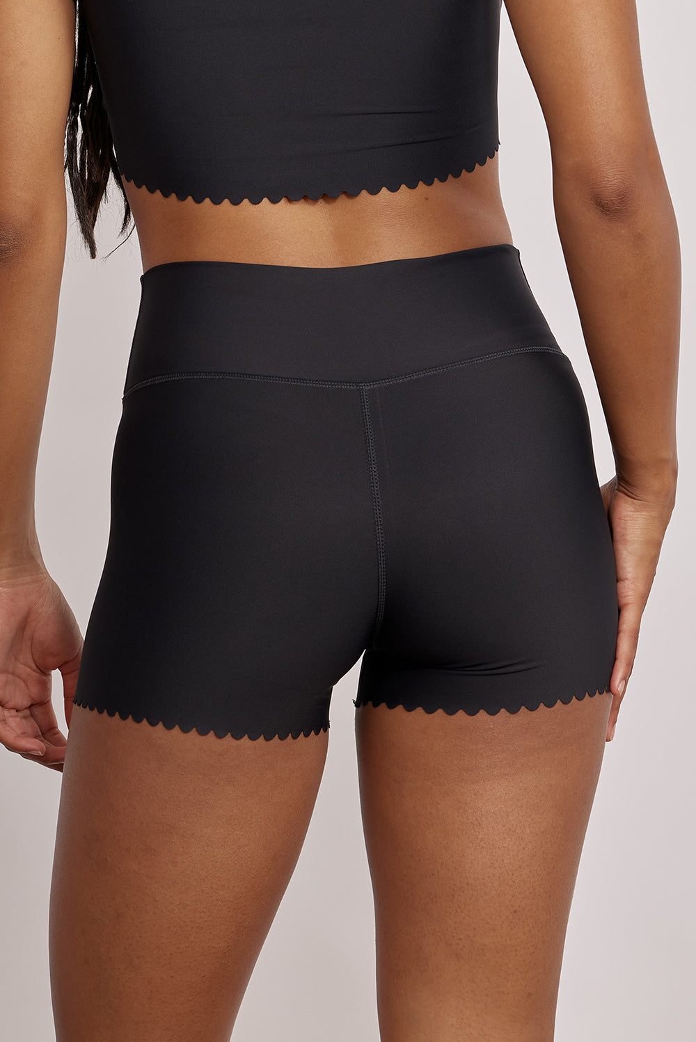 שורט מבד 4 כיוונים בשילוב חיתוכי לייזר וצורת לייזר לב, השורט הוא קצר מהרגיל,  מהקולקציה בעיצובה של אדל בספלוב בגוון שחור