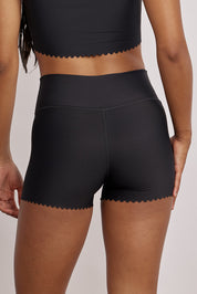 שורט מבד 4 כיוונים בשילוב חיתוכי לייזר וצורת לייזר לב, השורט הוא קצר מהרגיל,  מהקולקציה בעיצובה של אדל בספלוב בגוון שחור