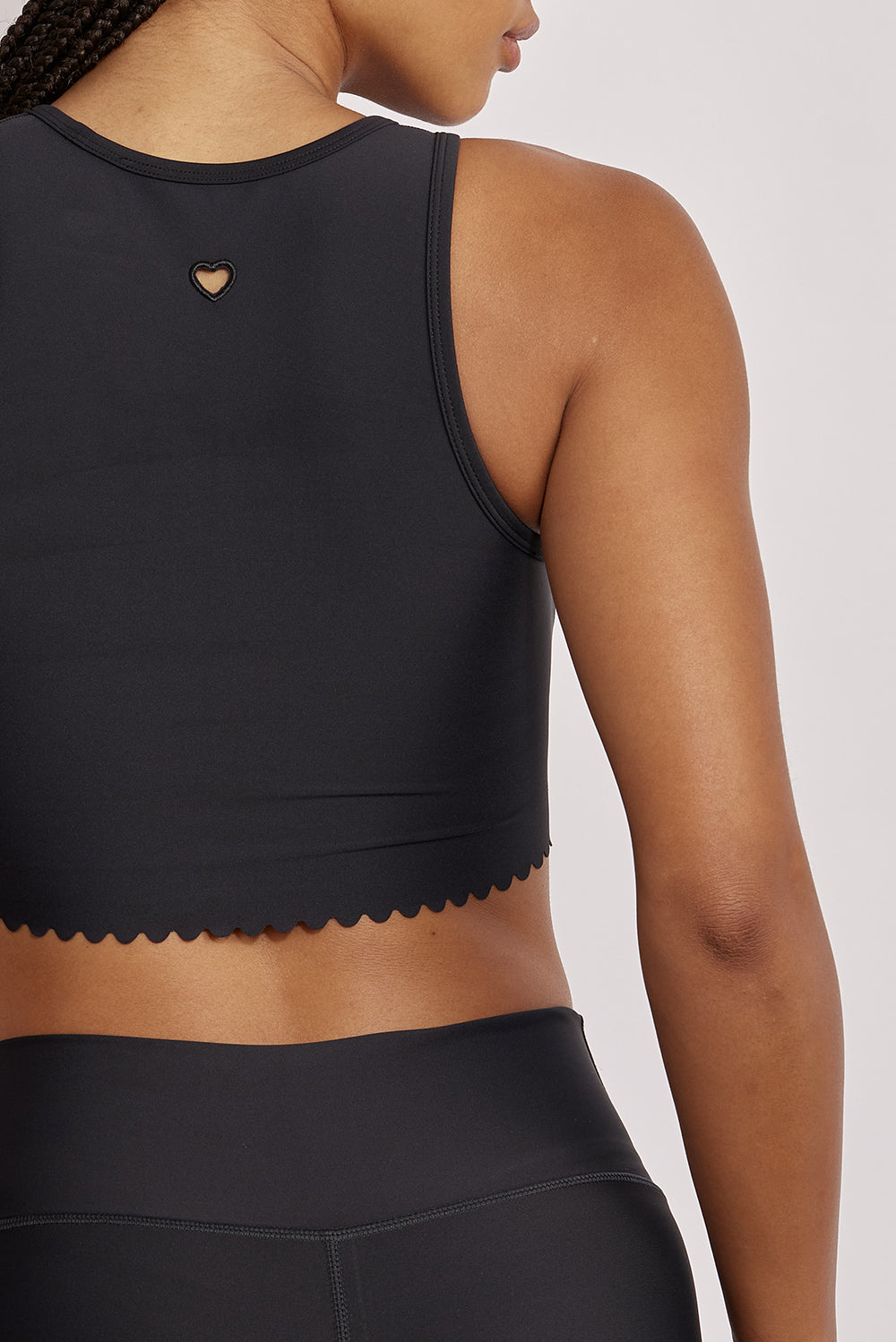 גופיה קצרה מהקולקציה בעיצובה של אדל בספלוב, בשילוב של חיתוכי לייזר, חיתוך לב בפריט ושכבה פנימית (עם ריפוד נשלף) גוון שחור.