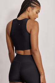 גופיה קצרה מהקולקציה בעיצובה של אדל בספלוב, בשילוב של חיתוכי לייזר, חיתוך לב בפריט ושכבה פנימית (עם ריפוד נשלף) גוון שחור.