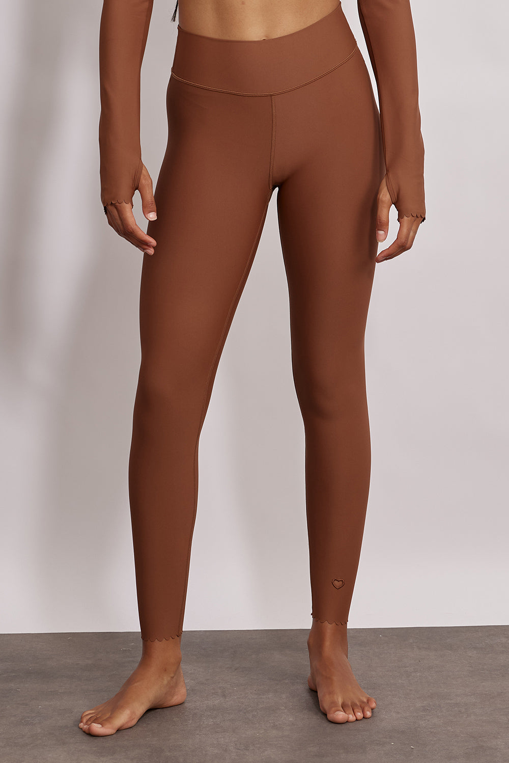 טייץ מבד 4 כיוונים בשילוב חיתוכי לייזר וצורת לייזר לב, מהקולקציה בעיצובה של אדל בספלוב בגוון חום