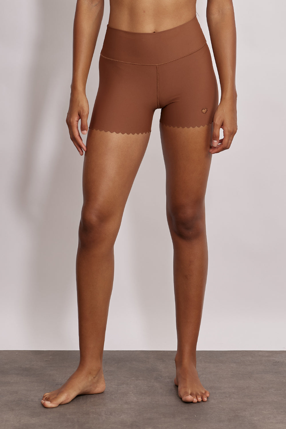 שורט מבד 4 כיוונים בשילוב חיתוכי לייזר וצורת לייזר לב, השורט הוא קצר מהרגיל,  מהקולקציה בעיצובה של אדל בספלוב בגוון חום