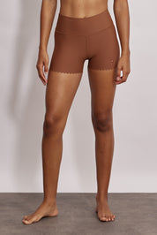 שורט מבד 4 כיוונים בשילוב חיתוכי לייזר וצורת לייזר לב, השורט הוא קצר מהרגיל,  מהקולקציה בעיצובה של אדל בספלוב בגוון חום