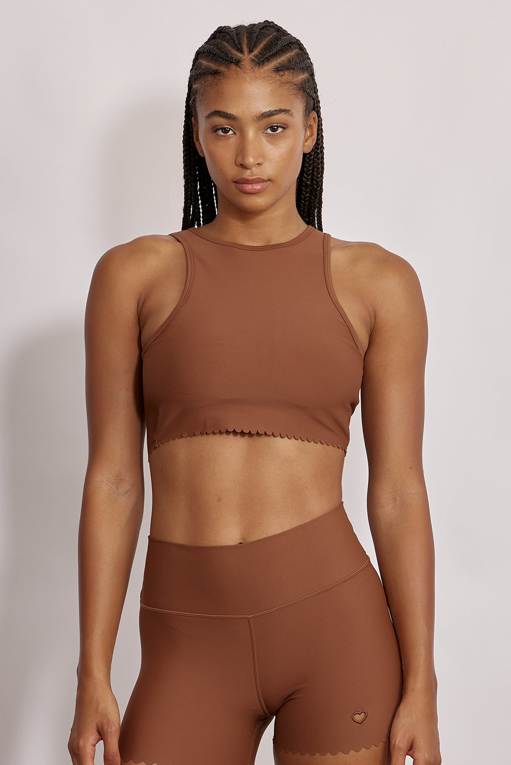 גופיה קצרה מהקולקציה בעיצובה של אדל בספלוב, בשילוב של חיתוכי לייזר, חיתוך לב בפריט ושכבה פנימית (עם ריפוד נשלף) גוון חום.