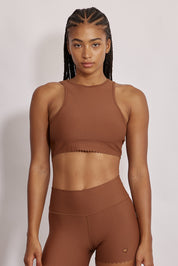 גופיה קצרה מהקולקציה בעיצובה של אדל בספלוב, בשילוב של חיתוכי לייזר, חיתוך לב בפריט ושכבה פנימית (עם ריפוד נשלף) גוון חום.