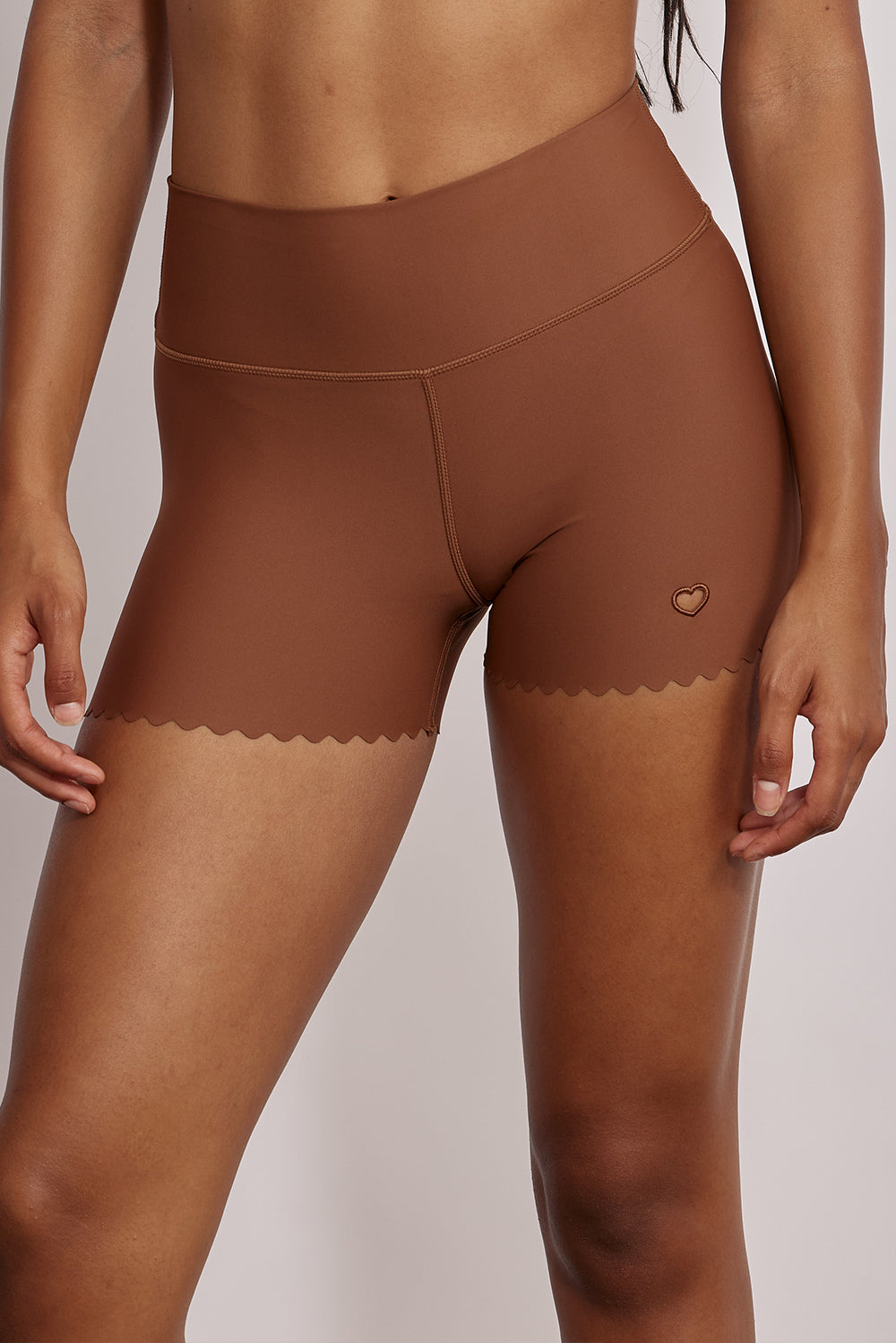 שורט מבד 4 כיוונים בשילוב חיתוכי לייזר וצורת לייזר לב, השורט הוא קצר מהרגיל,  מהקולקציה בעיצובה של אדל בספלוב בגוון חום