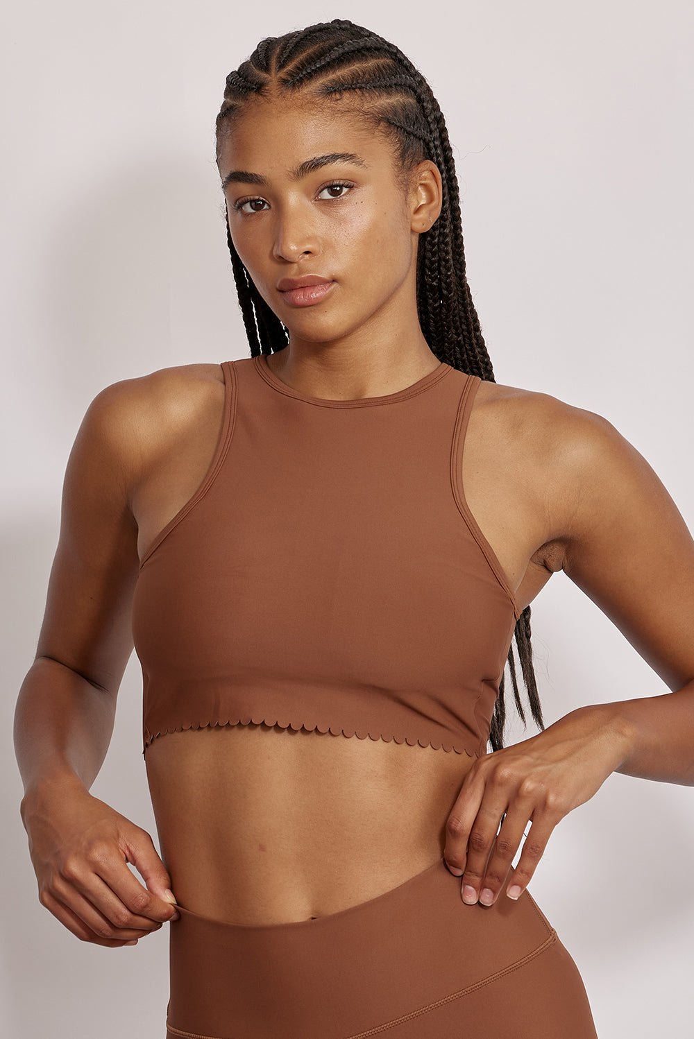 גופיה קצרה מהקולקציה בעיצובה של אדל בספלוב, בשילוב של חיתוכי לייזר, חיתוך לב בפריט ושכבה פנימית (עם ריפוד נשלף) גוון חום.