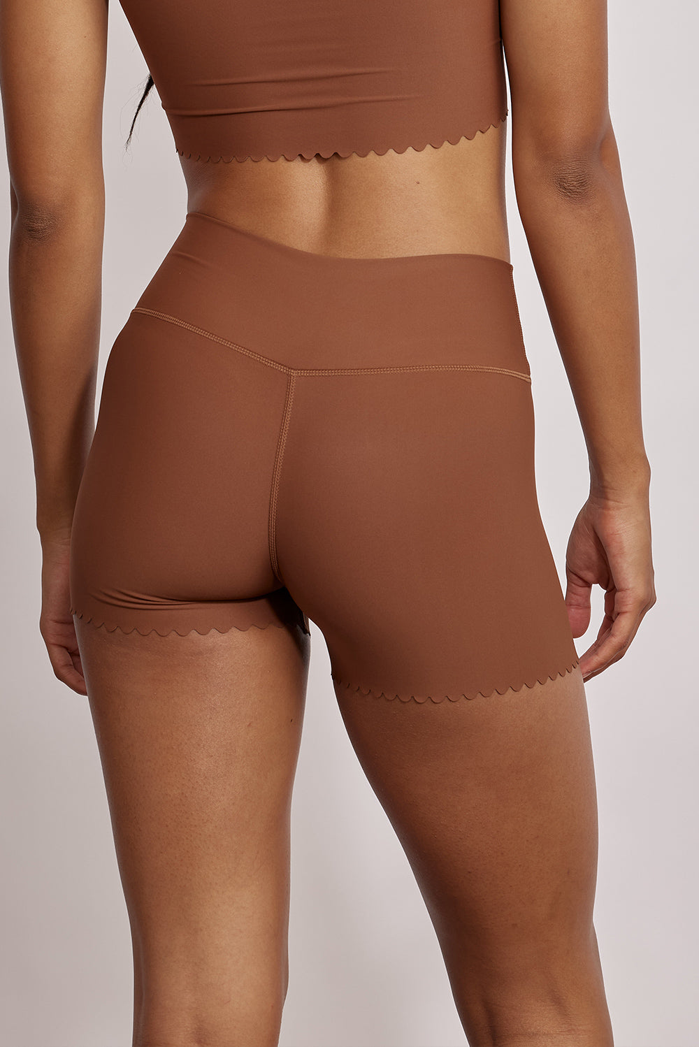 שורט מבד 4 כיוונים בשילוב חיתוכי לייזר וצורת לייזר לב, השורט הוא קצר מהרגיל,  מהקולקציה בעיצובה של אדל בספלוב בגוון חום