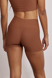 שורט מבד 4 כיוונים בשילוב חיתוכי לייזר וצורת לייזר לב, השורט הוא קצר מהרגיל,  מהקולקציה בעיצובה של אדל בספלוב בגוון חום