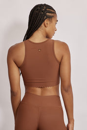 גופיה קצרה מהקולקציה בעיצובה של אדל בספלוב, בשילוב של חיתוכי לייזר, חיתוך לב בפריט ושכבה פנימית (עם ריפוד נשלף) גוון חום.