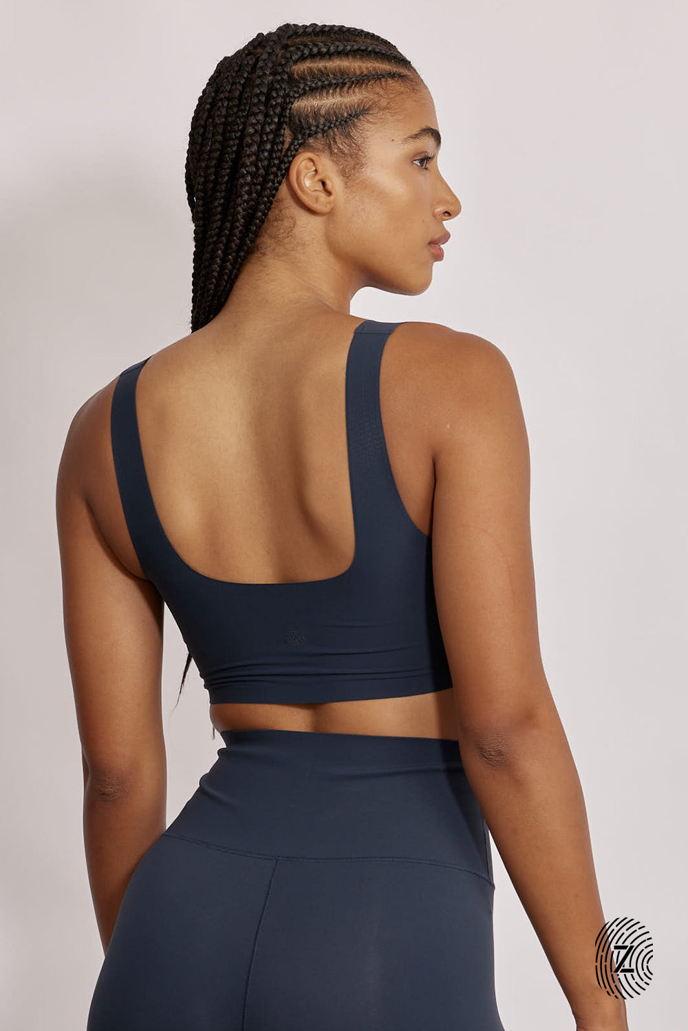 טופ ספורט בטכנוגליית הדבקות, כתפייה עבה, ריפוד נשלף, מומלץ לבעלות חזה גדול, בגוון כחול נייבי/כהה