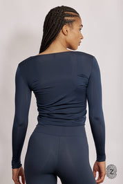 חולצת שרוול ארוך - מבד שאינו אטום, צווארון עגול, החולצה מבד דק ואינה ארוכה מדי באורכה. גוון כחול נייבי/כהה