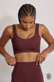 טופ ספורט בטכנוגליית הדבקות, כתפייה עבה, ריפוד נשלף, מומלץ לבעלות חזה גדול, בגוון בורדו