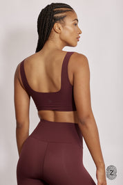 טופ ספורט בטכנוגליית הדבקות, כתפייה עבה, ריפוד נשלף, מומלץ לבעלות חזה גדול, בגוון בורדו