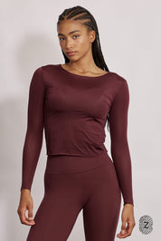 חולצת שרוול ארוך - מבד שאינו אטום, צווארון עגול, החולצה מבד דק ואינה ארוכה מדי באורכה. גוון בורדו