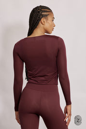 חולצת שרוול ארוך - מבד שאינו אטום, צווארון עגול, החולצה מבד דק ואינה ארוכה מדי באורכה. גוון בורדו