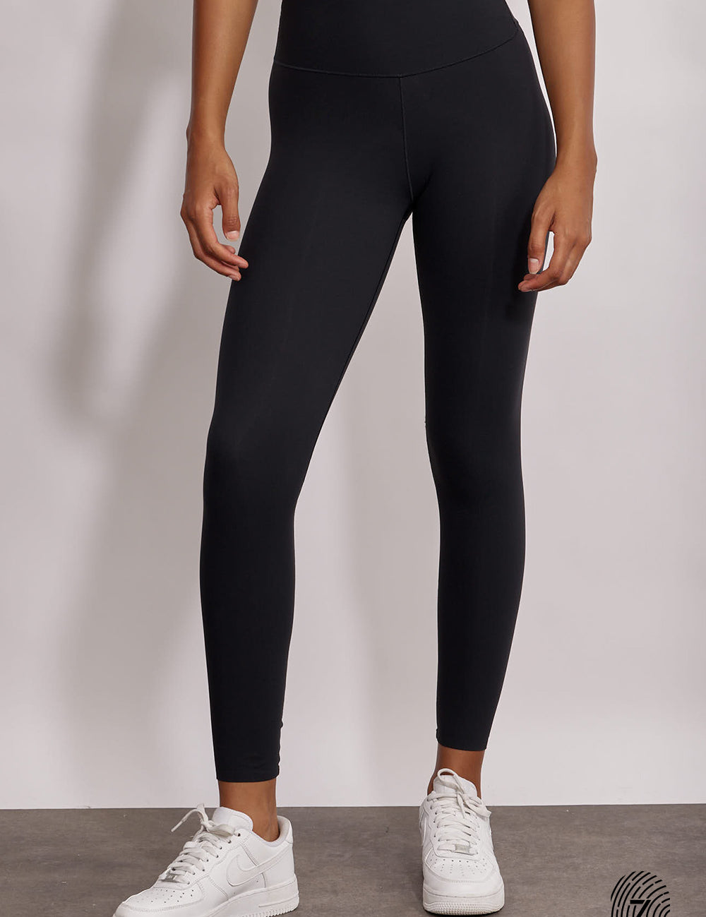 טייץ בגזרה גבוהה, מחטב, סיומת עד הקרסול, אם את בין מידות מומלץ לקחת מידה למעלה בגלל רמת החיטוב, בגוון שחור