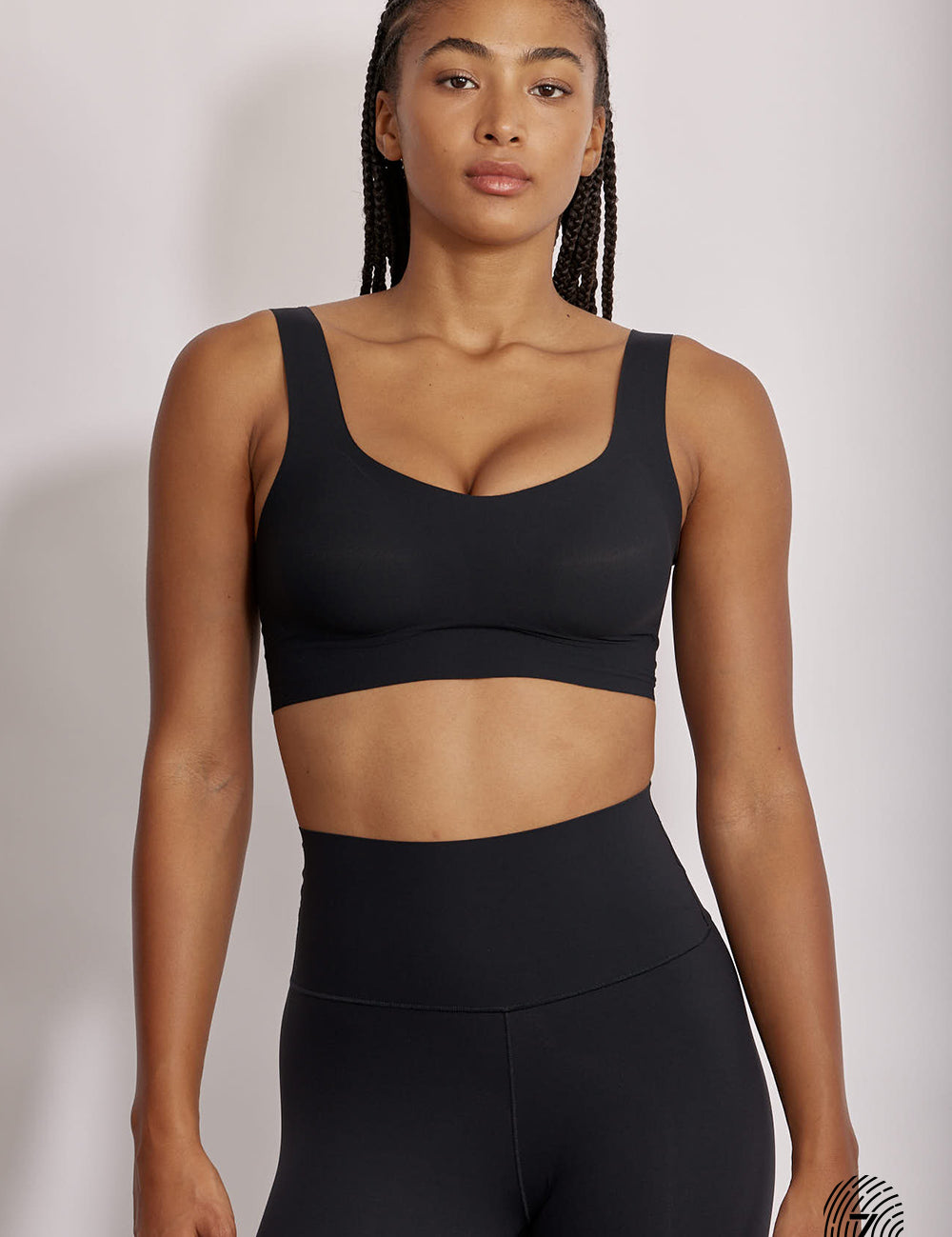 טופ ספורט בטכנוגליית הדבקות, כתפייה עבה, ריפוד נשלף, מומלץ לבעלות חזה גדול, בגוון שחור