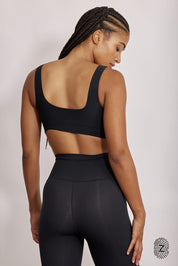 טופ ספורט בטכנוגליית הדבקות, כתפייה עבה, ריפוד נשלף, מומלץ לבעלות חזה גדול, בגוון שחור