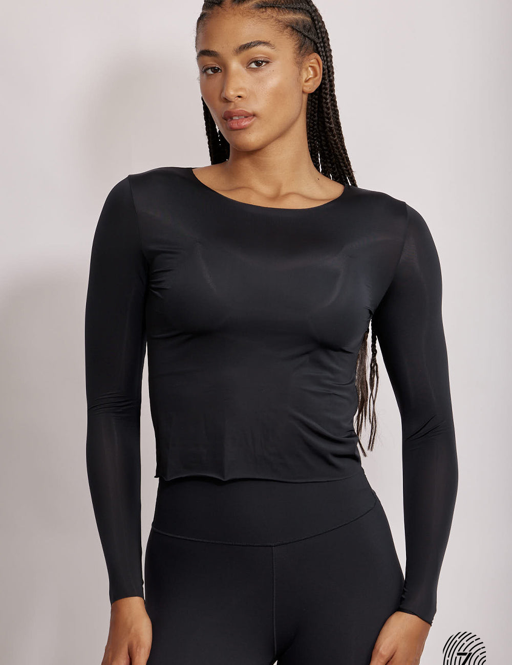 חולצת שרוול ארוך - מבד שאינו אטום, צווארון עגול, החולצה מבד דק ואינה ארוכה מדי באורכה. גוון שחור