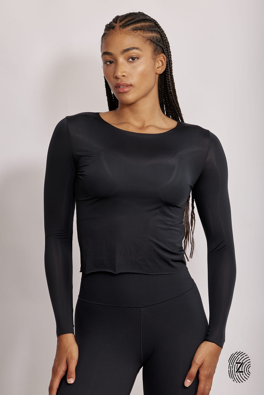חולצת שרוול ארוך - מבד שאינו אטום, צווארון עגול, החולצה מבד דק ואינה ארוכה מדי באורכה. גוון שחור