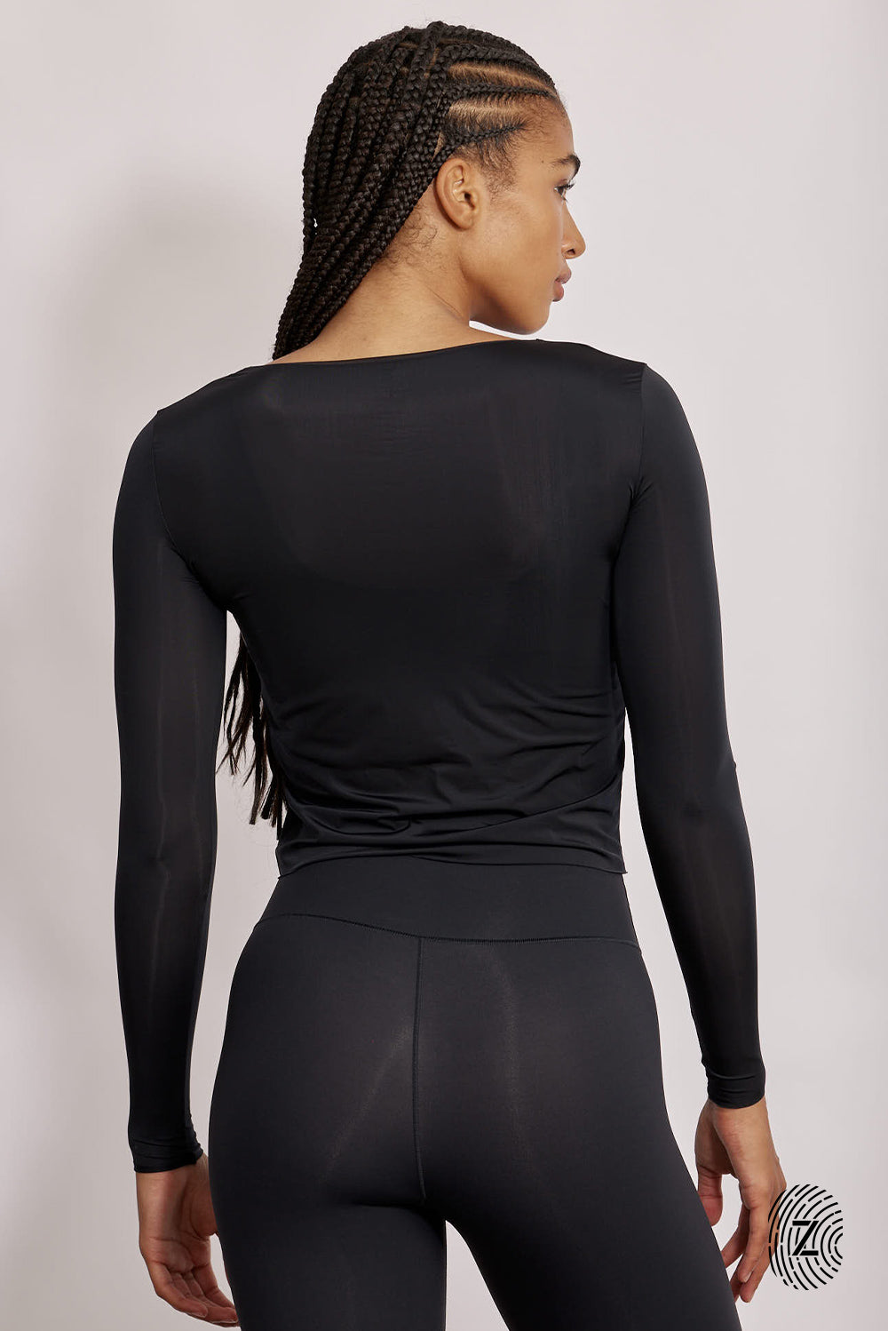 חולצת שרוול ארוך - מבד שאינו אטום, צווארון עגול, החולצה מבד דק ואינה ארוכה מדי באורכה. גוון שחור