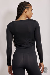 חולצת שרוול ארוך - מבד שאינו אטום, צווארון עגול, החולצה מבד דק ואינה ארוכה מדי באורכה. גוון שחור