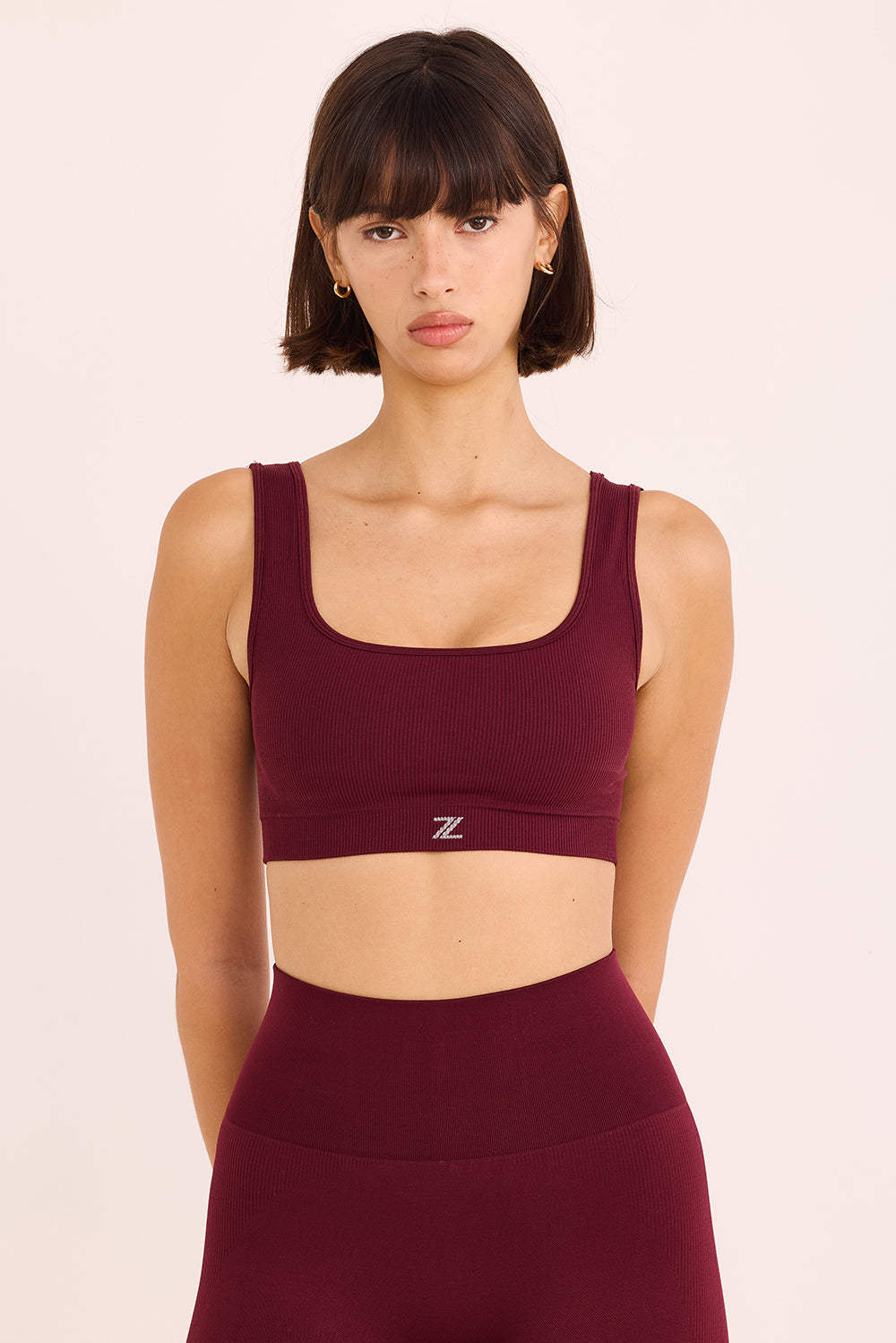 טופ ללא תפר בגזרה קצרה, כתפיות עבות, ללא ריפוד וללא פתח להכנסת ריפוד בגוון בורדו