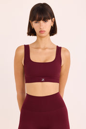 טופ ללא תפר בגזרה קצרה, כתפיות עבות, ללא ריפוד וללא פתח להכנסת ריפוד בגוון בורדו