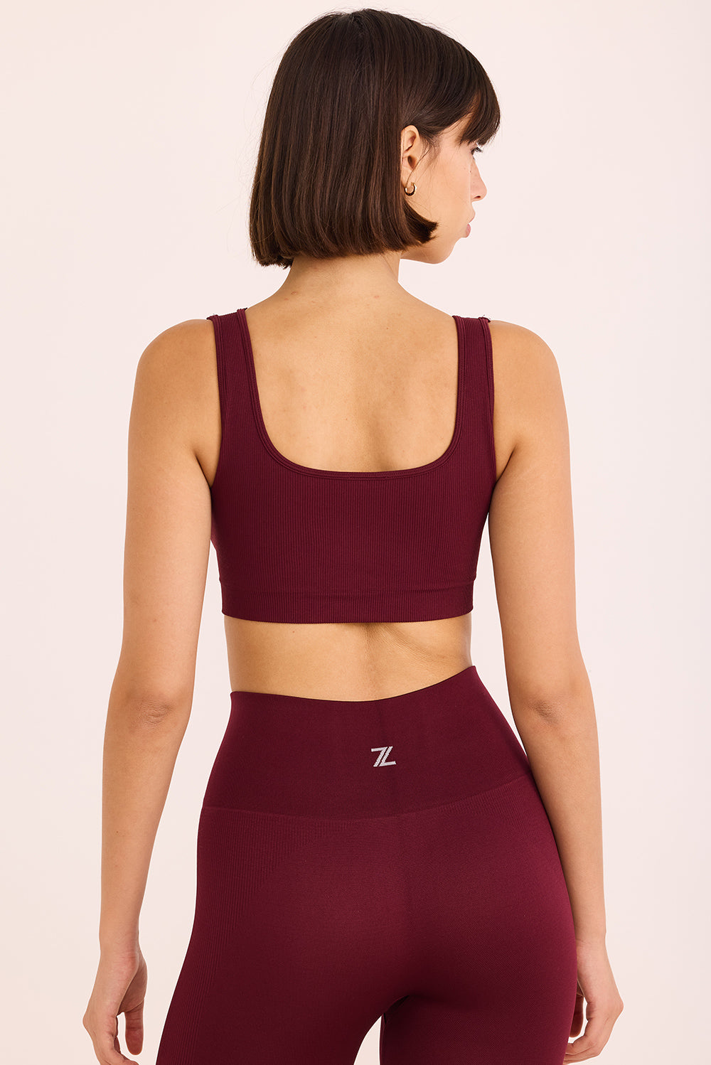 טופ ללא תפר בגזרה קצרה, כתפיות עבות, ללא ריפוד וללא פתח להכנסת ריפוד בגוון בורדו