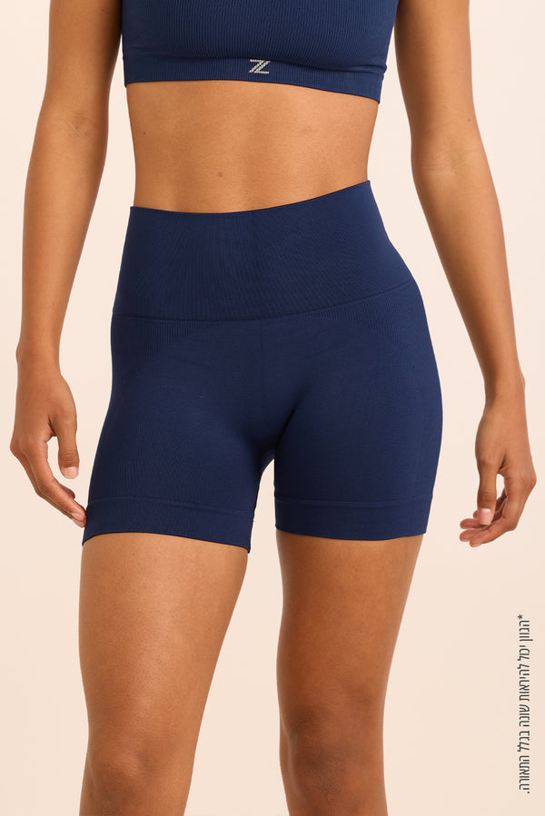 שורט מבד ללא תפר seamless בגוון כחול