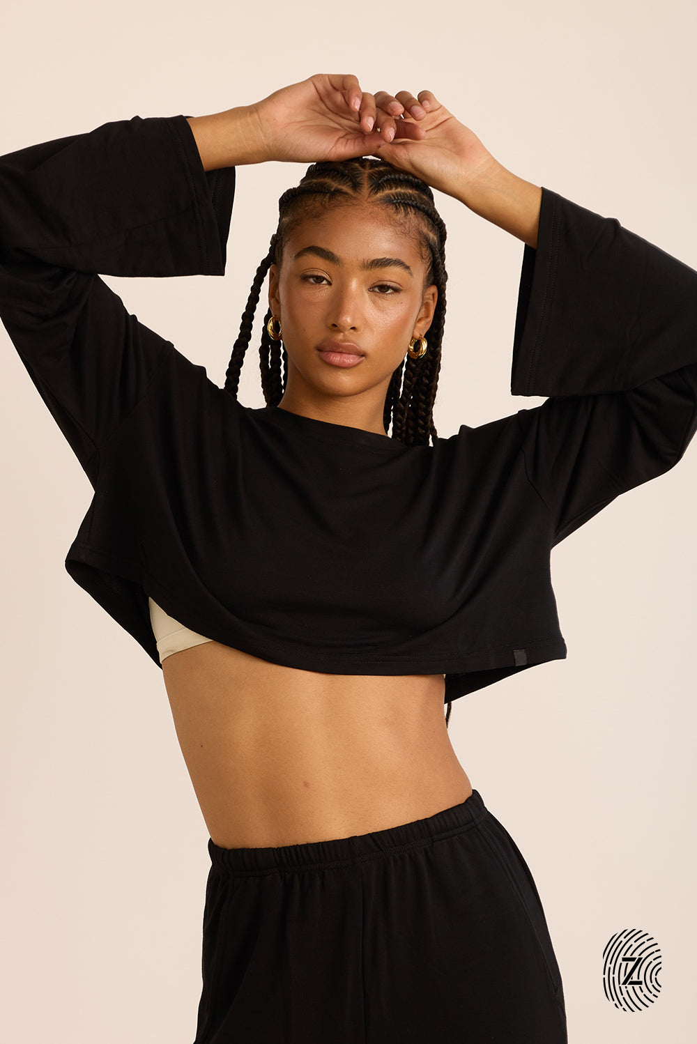 חולצת קרופ, שרוולים מתרחבים ארוכים, צווארון עגול, בגוון שחור
