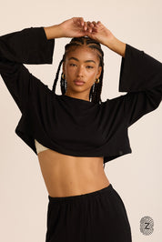 חולצת קרופ, שרוולים מתרחבים ארוכים, צווארון עגול, בגוון שחור