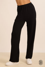 מכנס מתרחב, בשילוב גומי בחגורה ושרוך פנימי, כיסים צדדים, בגוון שחור