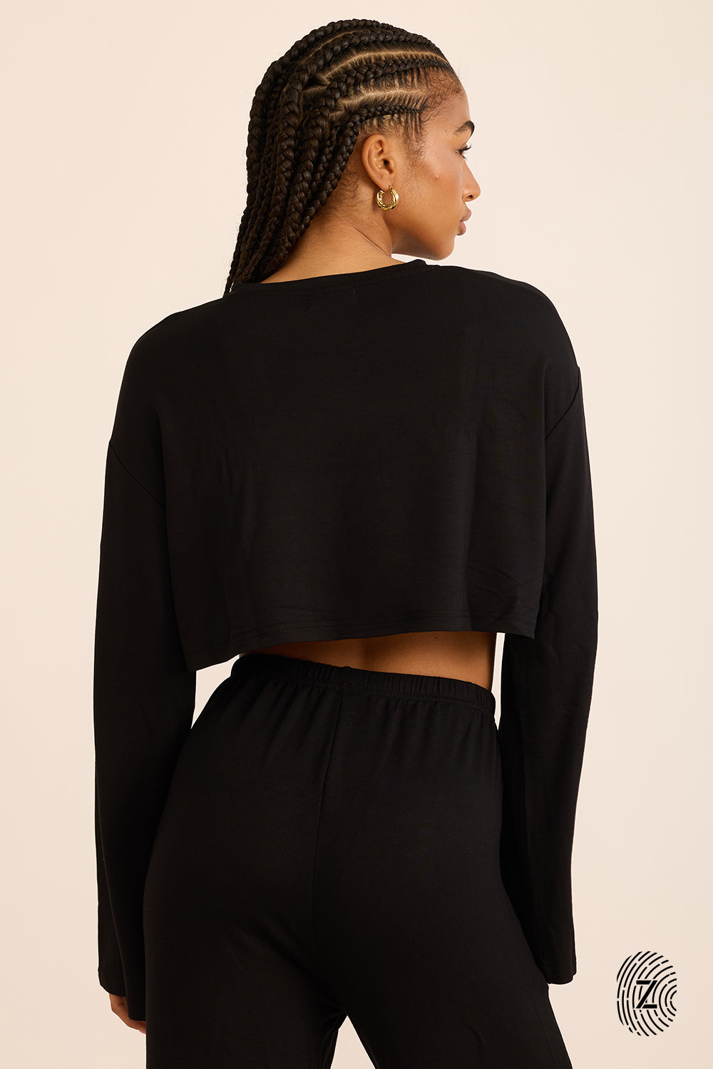 חולצת קרופ, שרוולים מתרחבים ארוכים, צווארון עגול, בגוון שחור
