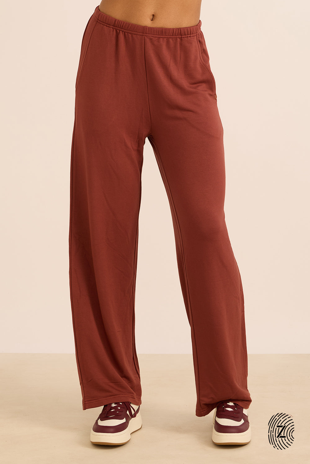 מכנס מתרחב, בשילוב גומי בחגורה ושרוך פנימי, כיסים צדדים, בגוון אדמה